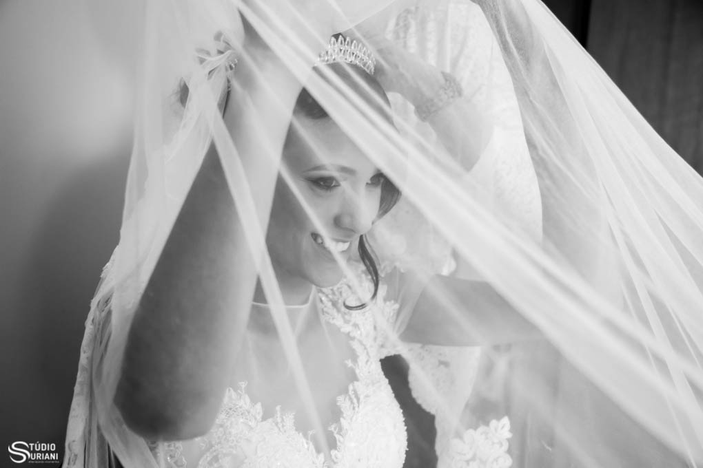 veu ou mantilha para noiva com lindo vestido de noiva