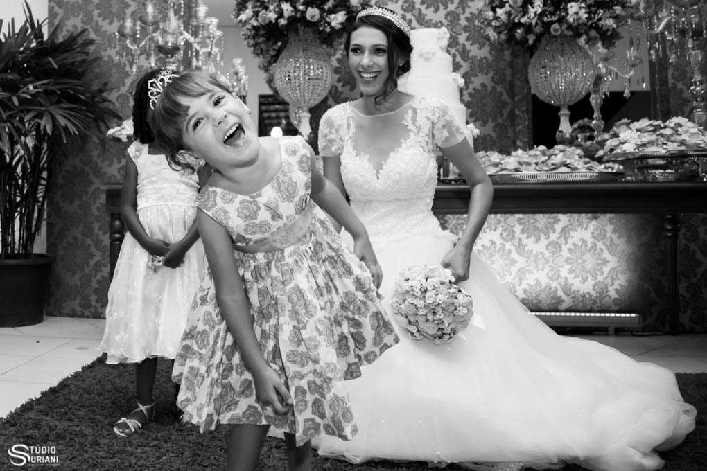 linda daminha bricando com o fotografo em casamento em uberlandia