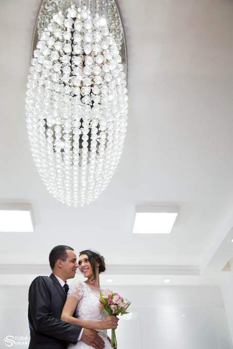 fotos após o casamento em linda casa com lustre em uberlandia