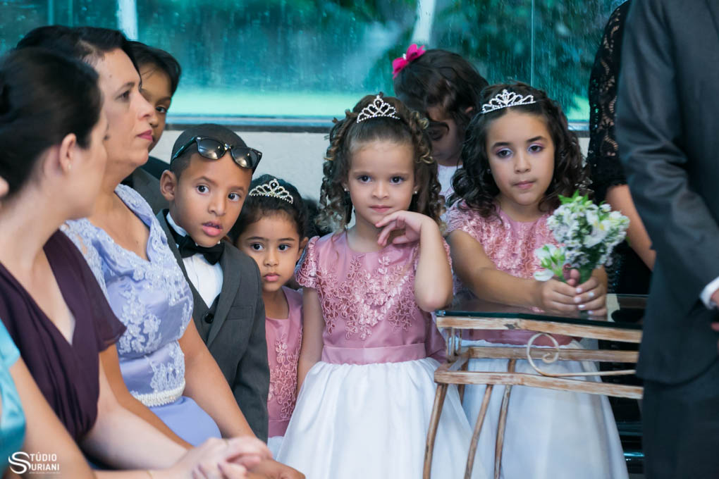 aluguel de roupas para pages daminhas floristas e segurança para casamento