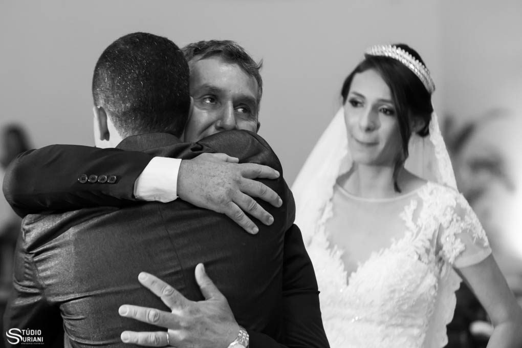 abaço emocionado do pai da noiva na entrada do casamento no noivo