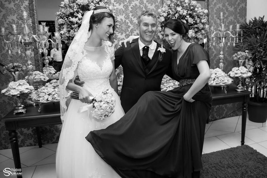 pai alegre casando suas duas filhas