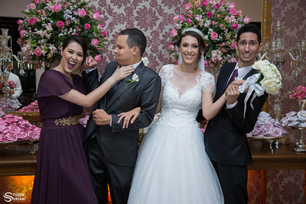 brincadeiras na mesa do bolo com os irmãos