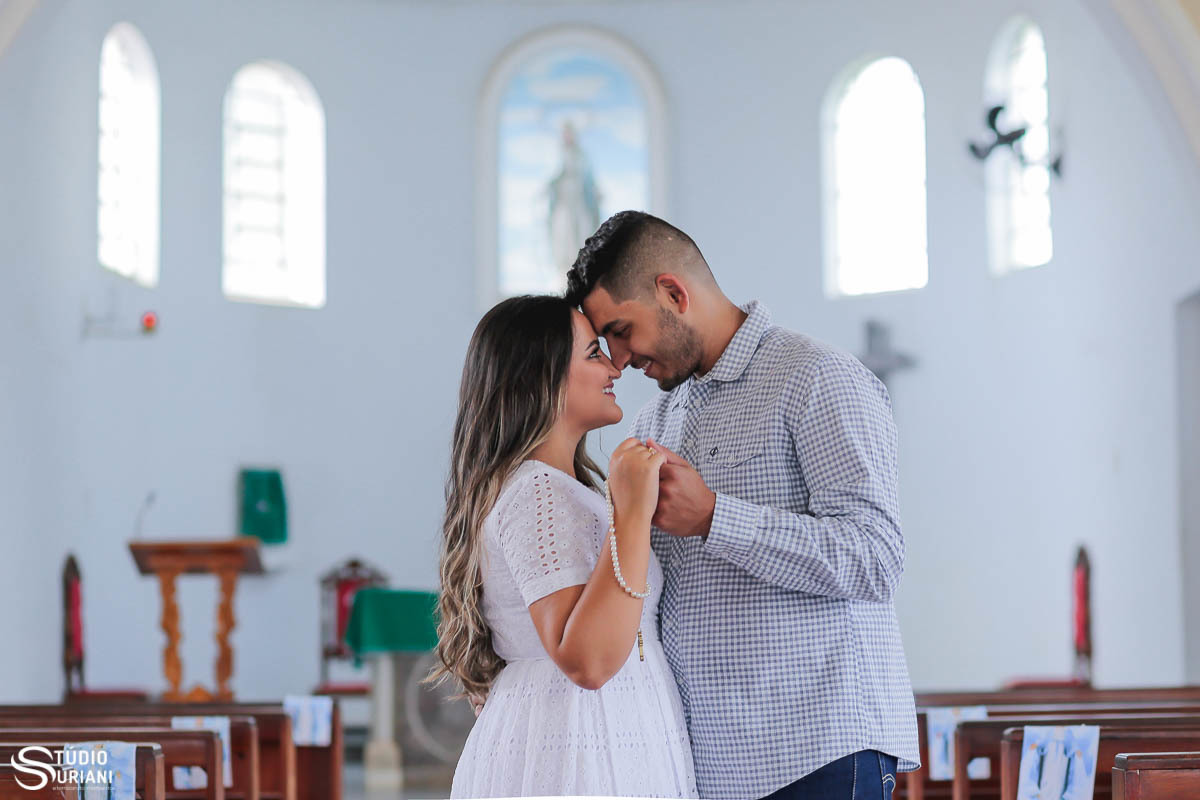 ensaio-pre-casamento-wedding-chacara-Araguari-Uberaba-Uberlandia-coroa-flores-piscina-igreja-católica-casal-consagrado-caminho-vocasional-fotos-fotografia-foto-Rogério-Suriani-Sacramento-matrimônio-orçamento-terço-bebê-Nossa-Senhora-biclia-sagrada-educaçã