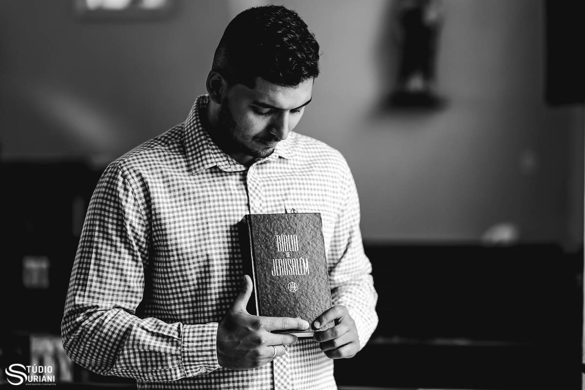 ensaio-pre-casamento-wedding-chacara-Araguari-Uberaba-Uberlandia-coroa-flores-piscina-igreja-católica-casal-consagrado-caminho-vocasional-fotos-fotografia-foto-Rogério-Suriani-Sacramento-matrimônio-orçamento-terço-bebê-Nossa-Senhora-biclia-sagrada-educaçã