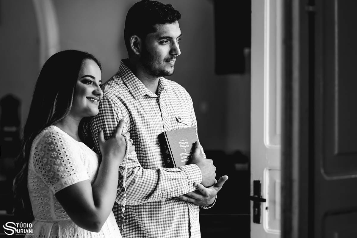 ensaio-pre-casamento-wedding-chacara-Araguari-Uberaba-Uberlandia-coroa-flores-piscina-igreja-católica-casal-consagrado-caminho-vocasional-fotos-fotografia-foto-Rogério-Suriani-Sacramento-matrimônio-orçamento-terço-bebê-Nossa-Senhora-biclia-sagrada-educaçã