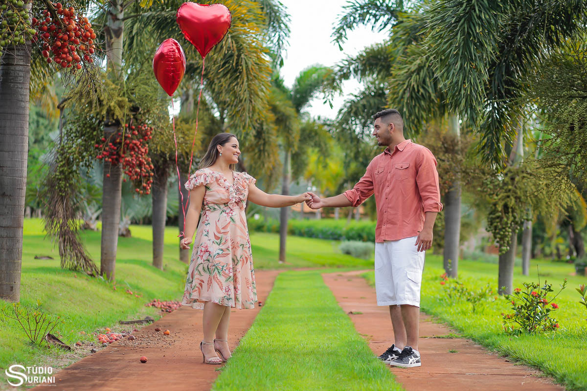 ensaio-pre-casamento-wedding-chacara-Araguari-Uberaba-Uberlandia-coroa-flores-piscina-igreja-católica-casal-consagrado-caminho-vocasional-fotos-fotografia-foto-Rogério-Suriani-Sacramento-matrimônio-orçamento-terço-bebê-Nossa-Senhora-biclia-sagrada-educaçã