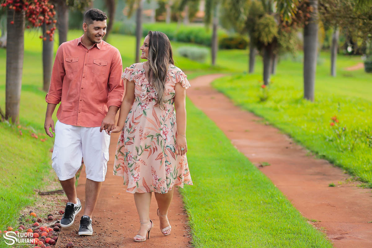 ensaio-pre-casamento-wedding-chacara-Araguari-Uberaba-Uberlandia-coroa-flores-piscina-igreja-católica-casal-consagrado-caminho-vocasional-fotos-fotografia-foto-Rogério-Suriani-Sacramento-matrimônio-orçamento-terço-bebê-Nossa-Senhora-biclia-sagrada-educaçã
