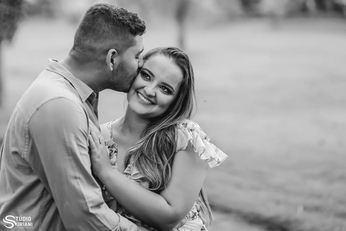 ensaio-pre-casamento-wedding-chacara-Araguari-Uberaba-Uberlandia-coroa-flores-piscina-igreja-católica-casal-consagrado-caminho-vocasional-fotos-fotografia-foto-Rogério-Suriani-Sacramento-matrimônio-orçamento-terço-bebê-Nossa-Senhora-biclia-sagrada-educaçã