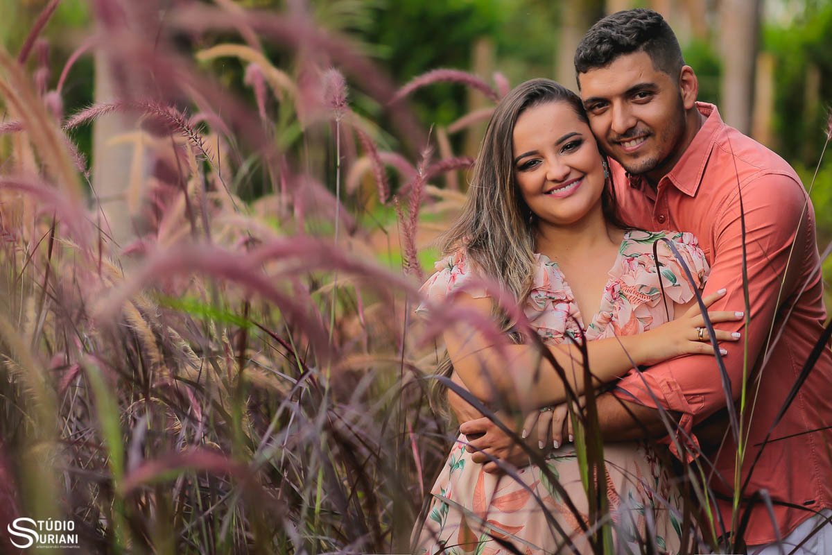 ensaio-pre-casamento-wedding-chacara-Araguari-Uberaba-Uberlandia-coroa-flores-piscina-igreja-católica-casal-consagrado-caminho-vocasional-fotos-fotografia-foto-Rogério-Suriani-Sacramento-matrimônio-orçamento-terço-bebê-Nossa-Senhora-biclia-sagrada-educaçã