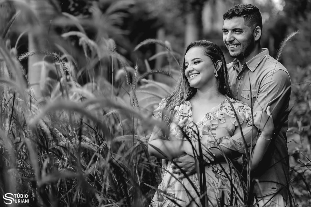 ensaio-pre-casamento-wedding-chacara-Araguari-Uberaba-Uberlandia-coroa-flores-piscina-igreja-católica-casal-consagrado-caminho-vocasional-fotos-fotografia-foto-Rogério-Suriani-Sacramento-matrimônio-orçamento-terço-bebê-Nossa-Senhora-biclia-sagrada-educaçã