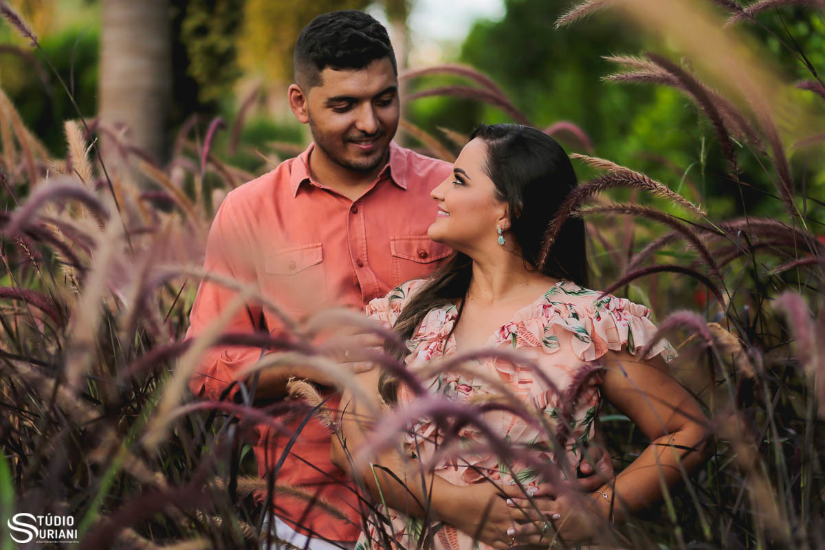 ensaio-pre-casamento-wedding-chacara-Araguari-Uberaba-Uberlandia-coroa-flores-piscina-igreja-católica-casal-consagrado-caminho-vocasional-fotos-fotografia-foto-Rogério-Suriani-Sacramento-matrimônio-orçamento-terço-bebê-Nossa-Senhora-biclia-sagrada-educaçã