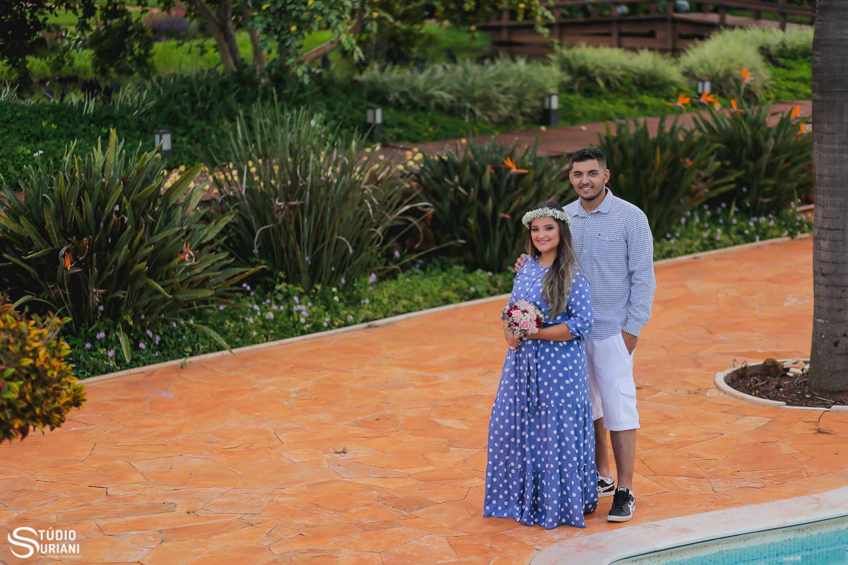 ensaio-pre-casamento-wedding-chacara-Araguari-Uberaba-Uberlandia-coroa-flores-piscina-igreja-católica-casal-consagrado-caminho-vocasional-fotos-fotografia-foto-Rogério-Suriani-Sacramento-matrimônio-orçamento-terço-bebê-Nossa-Senhora-biclia-sagrada-educaçã