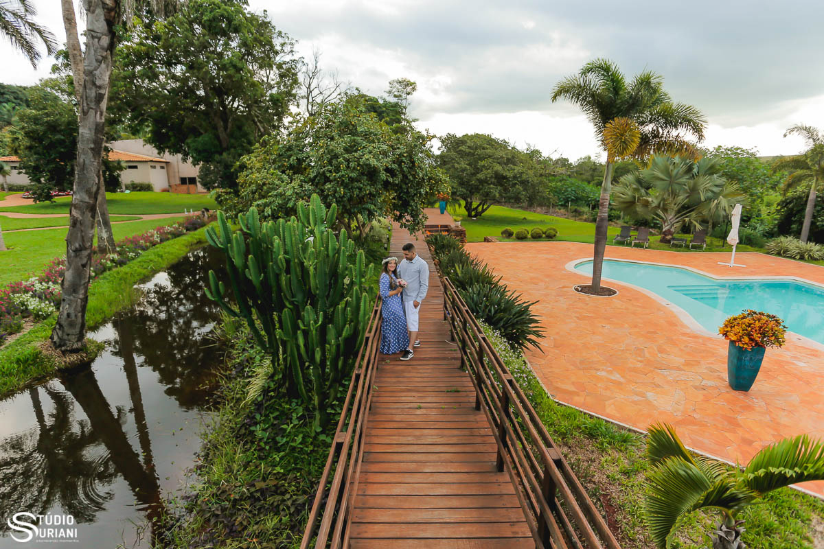 ensaio-pre-casamento-wedding-chacara-Araguari-Uberaba-Uberlandia-coroa-flores-piscina-igreja-católica-casal-consagrado-caminho-vocasional-fotos-fotografia-foto-Rogério-Suriani-Sacramento-matrimônio-orçamento-terço-bebê-Nossa-Senhora-biclia-sagrada-educaçã