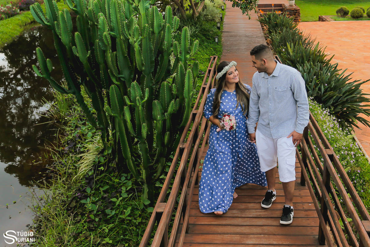 ensaio-pre-casamento-wedding-chacara-Araguari-Uberaba-Uberlandia-coroa-flores-piscina-igreja-católica-casal-consagrado-caminho-vocasional-fotos-fotografia-foto-Rogério-Suriani-Sacramento-matrimônio-orçamento-terço-bebê-Nossa-Senhora-biclia-sagrada-educaçã