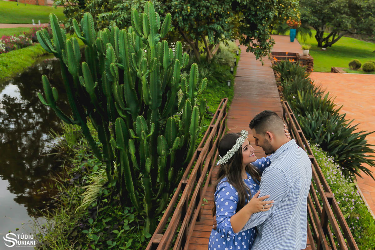ensaio-pre-casamento-wedding-chacara-Araguari-Uberaba-Uberlandia-coroa-flores-piscina-igreja-católica-casal-consagrado-caminho-vocasional-fotos-fotografia-foto-Rogério-Suriani-Sacramento-matrimônio-orçamento-terço-bebê-Nossa-Senhora-biclia-sagrada-educaçã