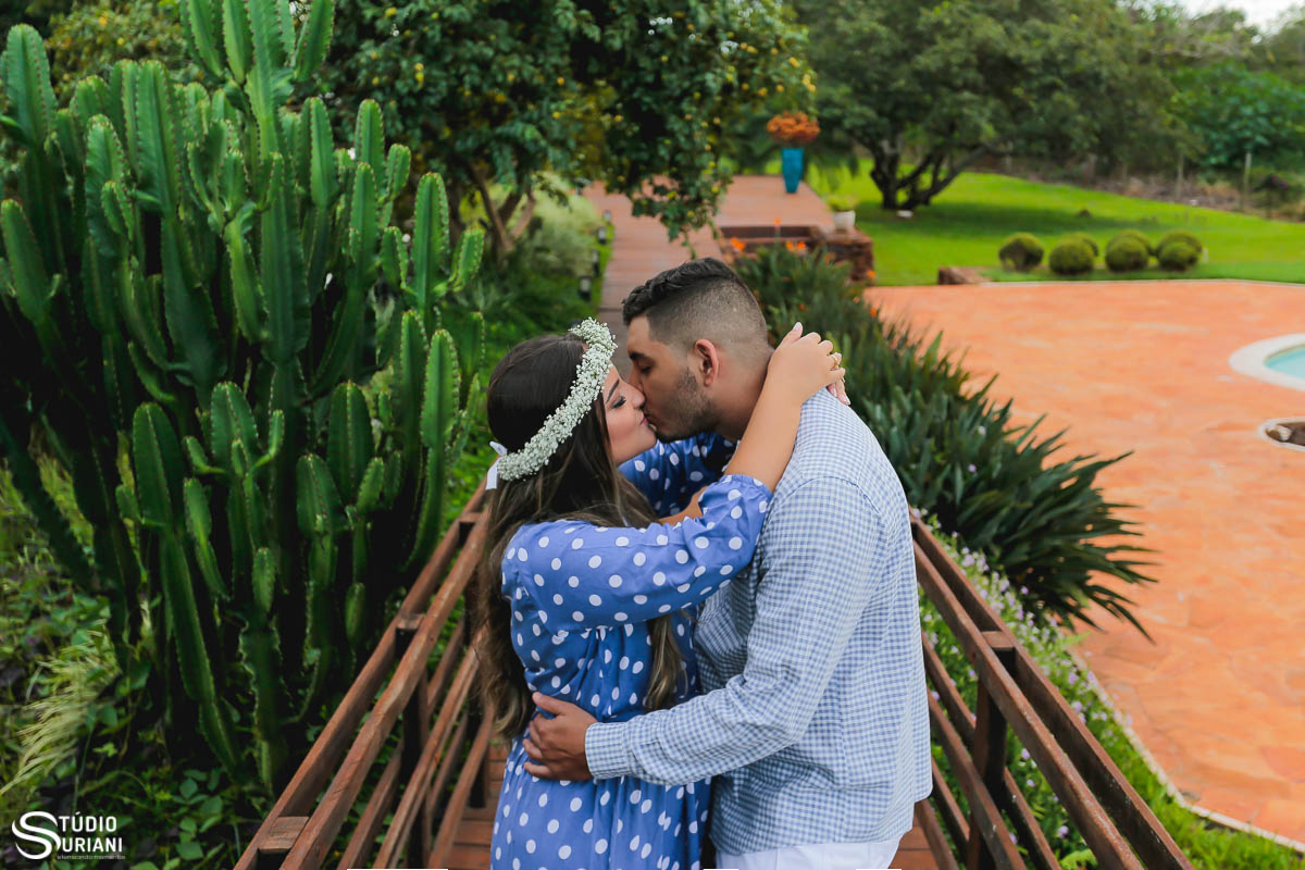 ensaio-pre-casamento-wedding-chacara-Araguari-Uberaba-Uberlandia-coroa-flores-piscina-igreja-católica-casal-consagrado-caminho-vocasional-fotos-fotografia-foto-Rogério-Suriani-Sacramento-matrimônio-orçamento-terço-bebê-Nossa-Senhora-biclia-sagrada-educaçã