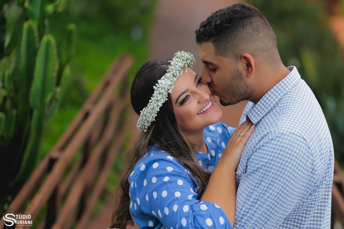 ensaio-pre-casamento-wedding-chacara-Araguari-Uberaba-Uberlandia-coroa-flores-piscina-igreja-católica-casal-consagrado-caminho-vocasional-fotos-fotografia-foto-Rogério-Suriani-Sacramento-matrimônio-orçamento-terço-bebê-Nossa-Senhora-biclia-sagrada-educaçã