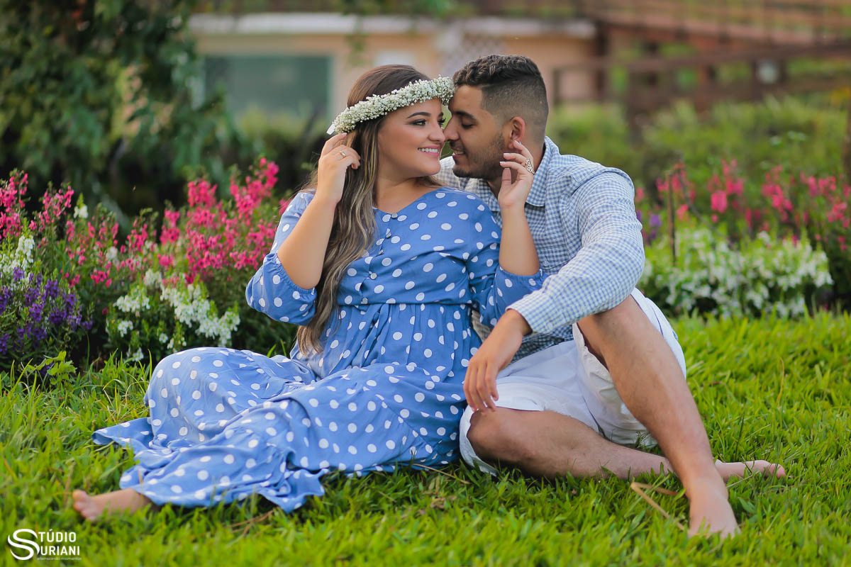 ensaio-pre-casamento-wedding-chacara-Araguari-Uberaba-Uberlandia-coroa-flores-piscina-igreja-católica-casal-consagrado-caminho-vocasional-fotos-fotografia-foto-Rogério-Suriani-Sacramento-matrimônio-orçamento-terço-bebê-Nossa-Senhora-biclia-sagrada-educaçã