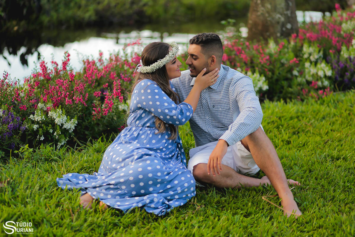 ensaio-pre-casamento-wedding-chacara-Araguari-Uberaba-Uberlandia-coroa-flores-piscina-igreja-católica-casal-consagrado-caminho-vocasional-fotos-fotografia-foto-Rogério-Suriani-Sacramento-matrimônio-orçamento-terço-bebê-Nossa-Senhora-biclia-sagrada-educaçã