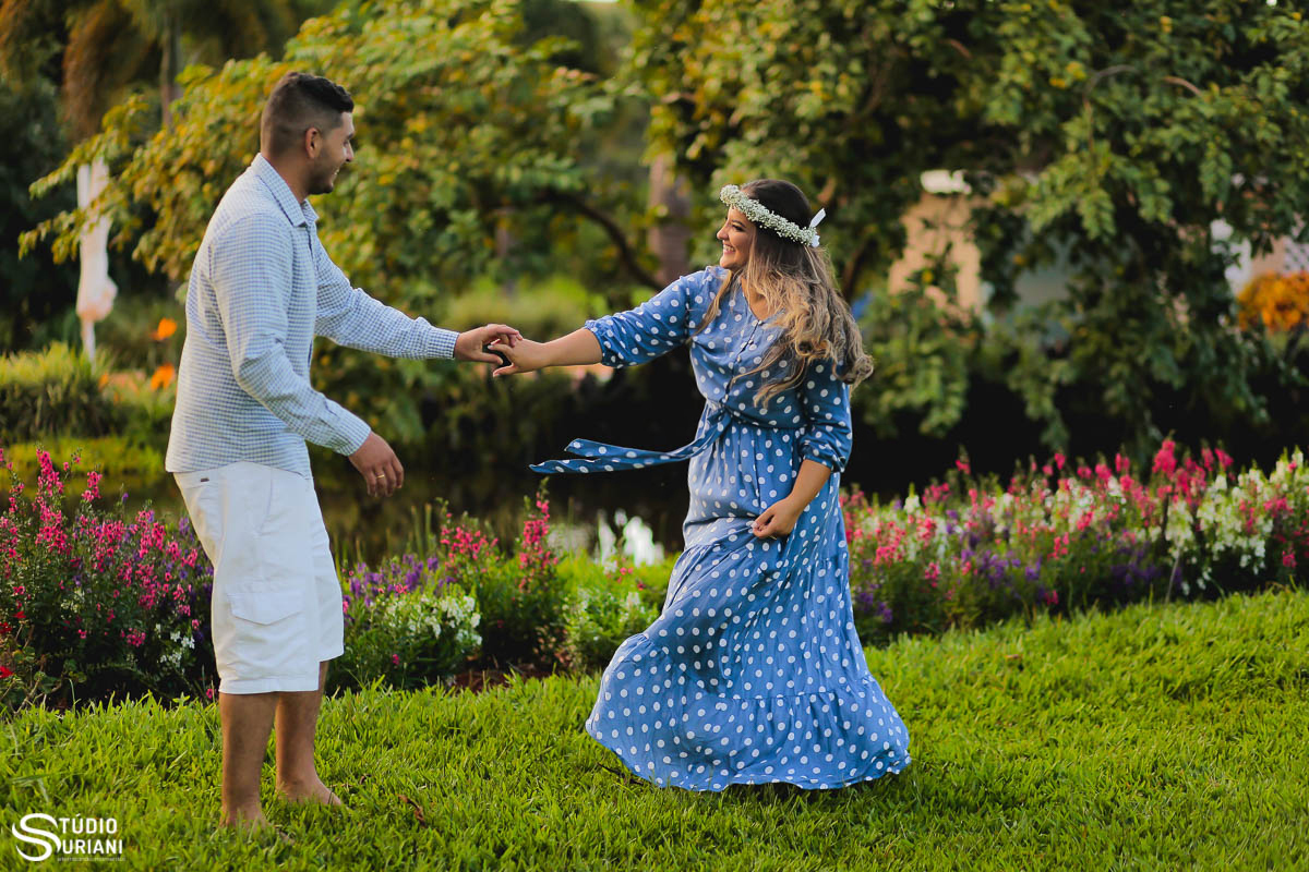 ensaio-pre-casamento-wedding-chacara-Araguari-Uberaba-Uberlandia-coroa-flores-piscina-igreja-católica-casal-consagrado-caminho-vocasional-fotos-fotografia-foto-Rogério-Suriani-Sacramento-matrimônio-orçamento-terço-bebê-Nossa-Senhora-biclia-sagrada-educaçã