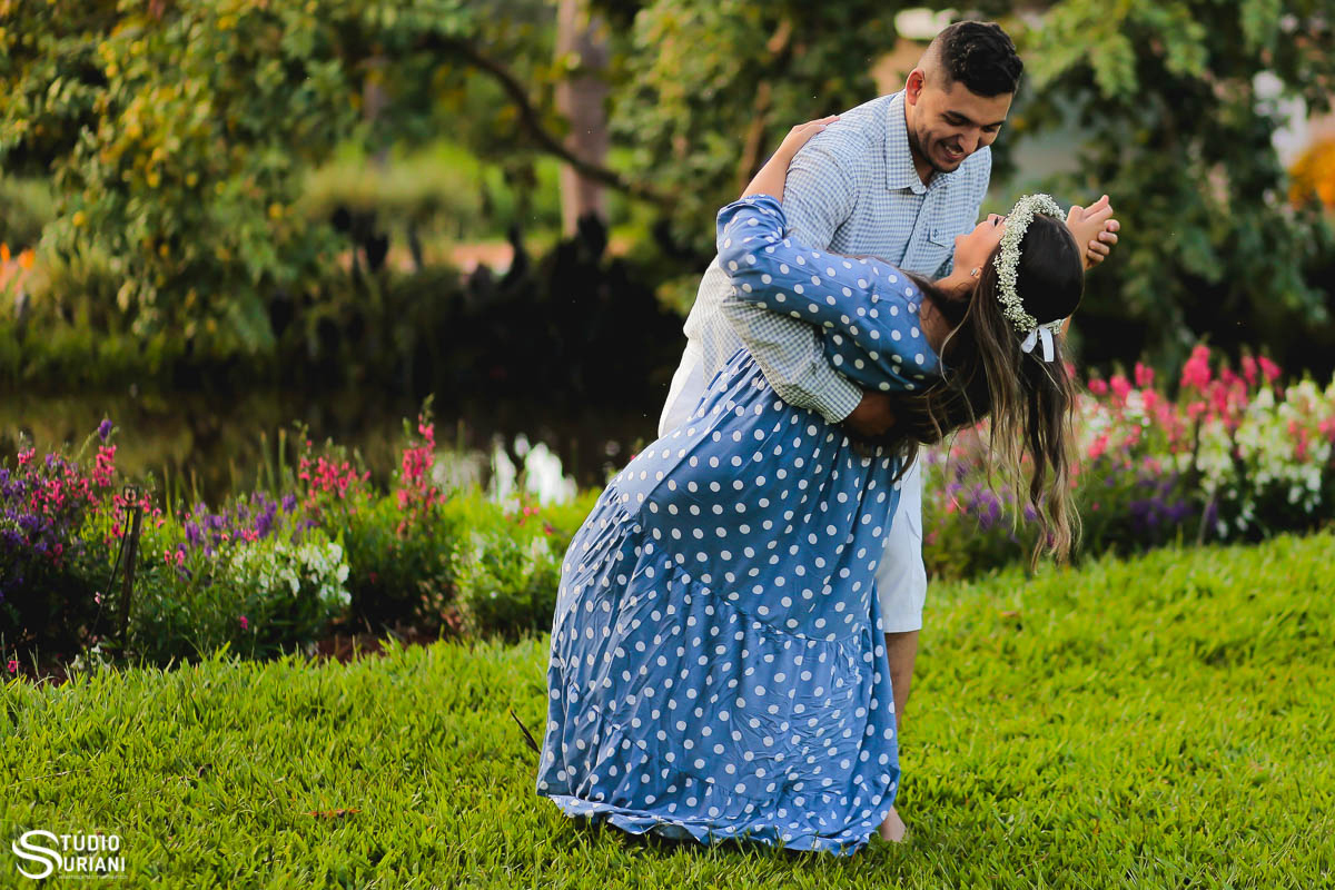 ensaio-pre-casamento-wedding-chacara-Araguari-Uberaba-Uberlandia-coroa-flores-piscina-igreja-católica-casal-consagrado-caminho-vocasional-fotos-fotografia-foto-Rogério-Suriani-Sacramento-matrimônio-orçamento-terço-bebê-Nossa-Senhora-biclia-sagrada-educaçã