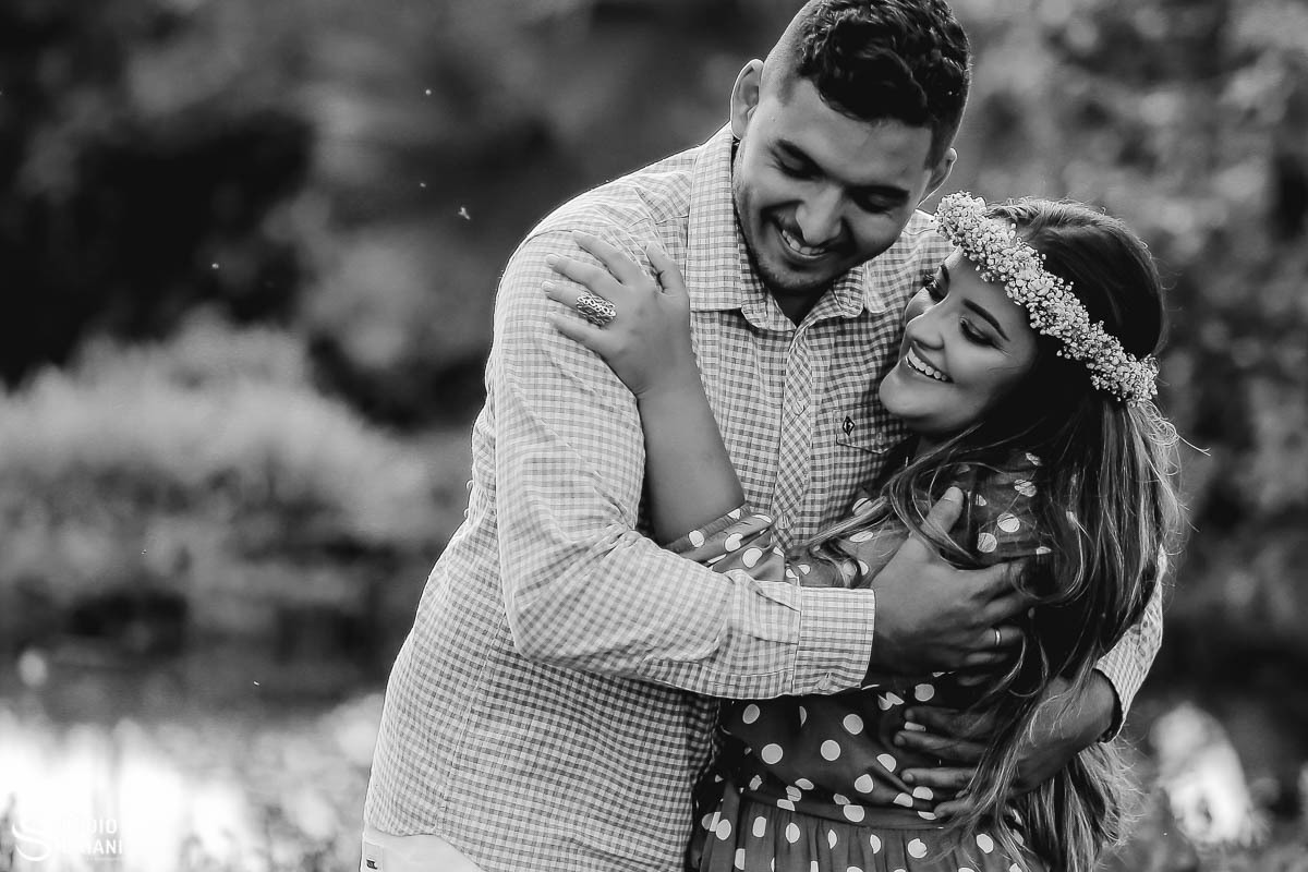 ensaio-pre-casamento-wedding-chacara-Araguari-Uberaba-Uberlandia-coroa-flores-piscina-igreja-católica-casal-consagrado-caminho-vocasional-fotos-fotografia-foto-Rogério-Suriani-Sacramento-matrimônio-orçamento-terço-bebê-Nossa-Senhora-biclia-sagrada-educaçã