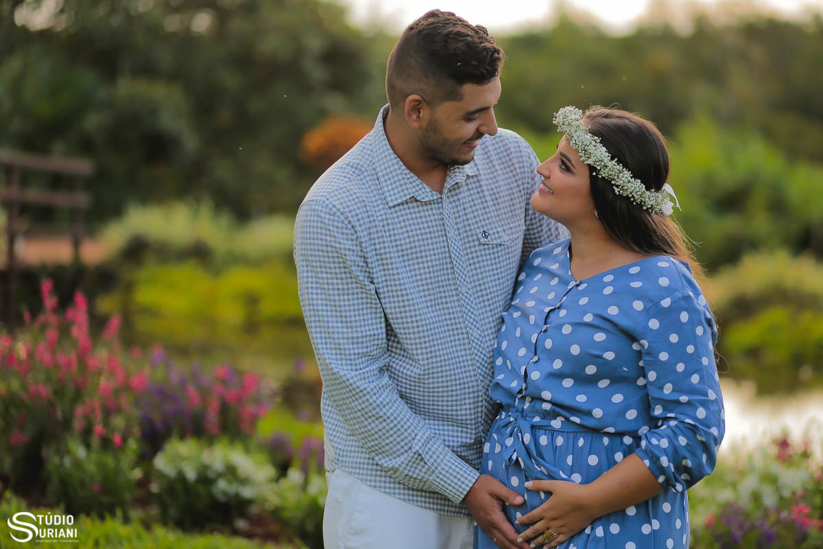 ensaio-pre-casamento-wedding-chacara-Araguari-Uberaba-Uberlandia-coroa-flores-piscina-igreja-católica-casal-consagrado-caminho-vocasional-fotos-fotografia-foto-Rogério-Suriani-Sacramento-matrimônio-orçamento-terço-bebê-Nossa-Senhora-biclia-sagrada-educaçã