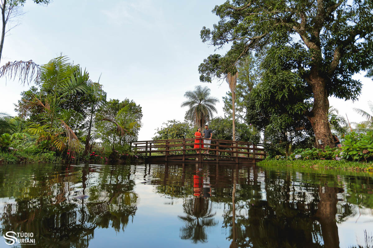 ensaio-pre-casamento-wedding-chacara-Araguari-Uberaba-Uberlandia-coroa-flores-piscina-igreja-católica-casal-consagrado-caminho-vocasional-fotos-fotografia-foto-Rogério-Suriani-Sacramento-matrimônio-orçamento-terço-bebê-Nossa-Senhora-biclia-sagrada-educaçã
