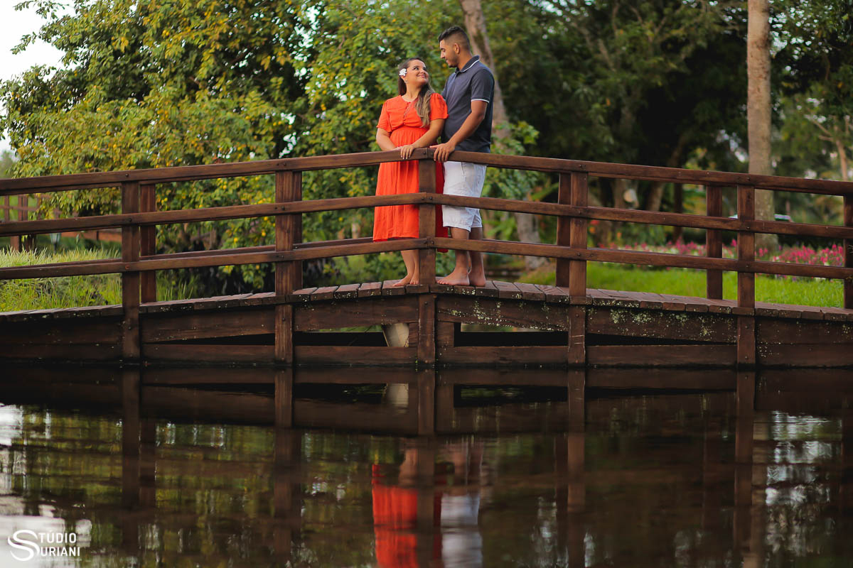 ensaio-pre-casamento-wedding-chacara-Araguari-Uberaba-Uberlandia-coroa-flores-piscina-igreja-católica-casal-consagrado-caminho-vocasional-fotos-fotografia-foto-Rogério-Suriani-Sacramento-matrimônio-orçamento-terço-bebê-Nossa-Senhora-biclia-sagrada-educaçã