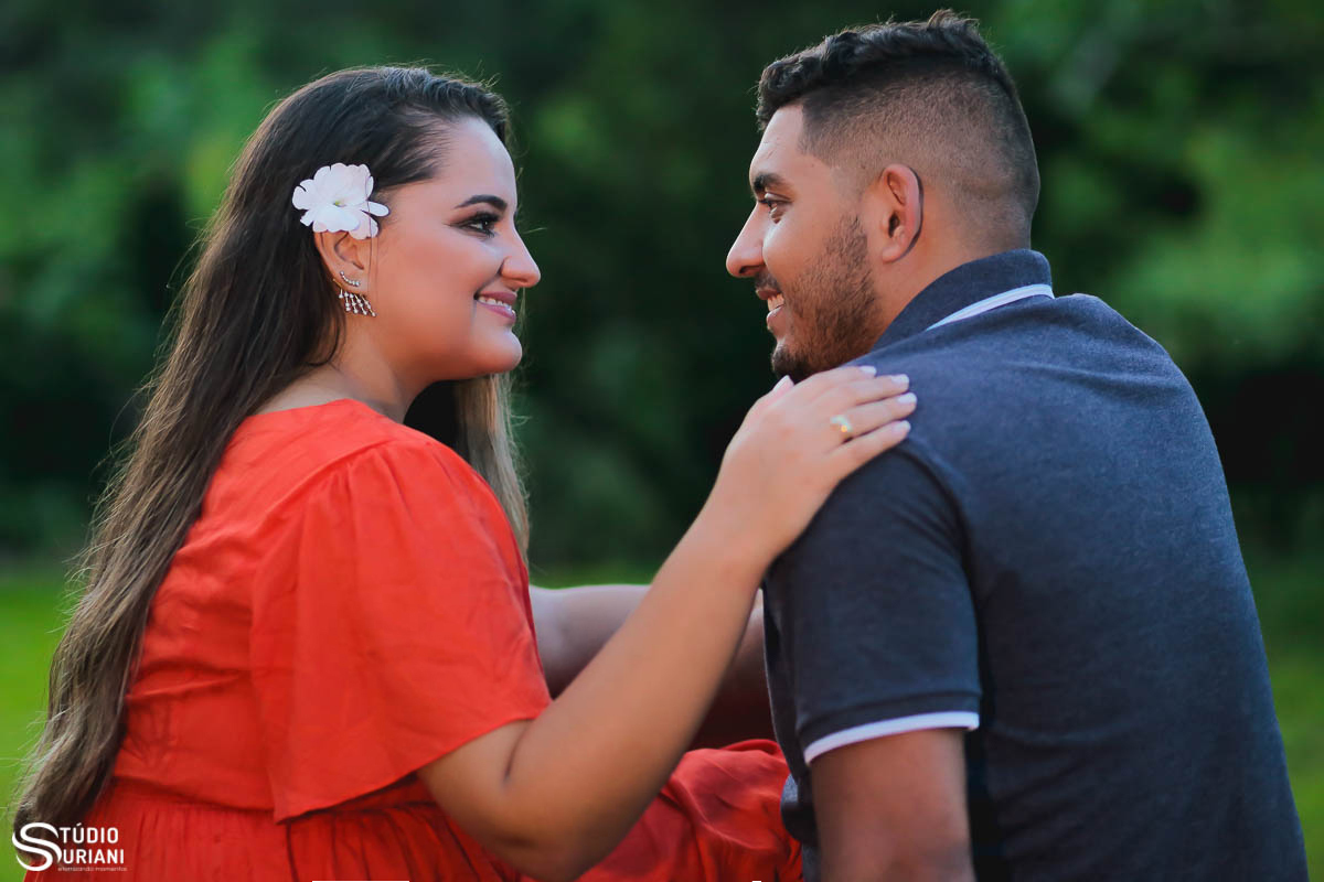 ensaio-pre-casamento-wedding-chacara-Araguari-Uberaba-Uberlandia-coroa-flores-piscina-igreja-católica-casal-consagrado-caminho-vocasional-fotos-fotografia-foto-Rogério-Suriani-Sacramento-matrimônio-orçamento-terço-bebê-Nossa-Senhora-biclia-sagrada-educaçã