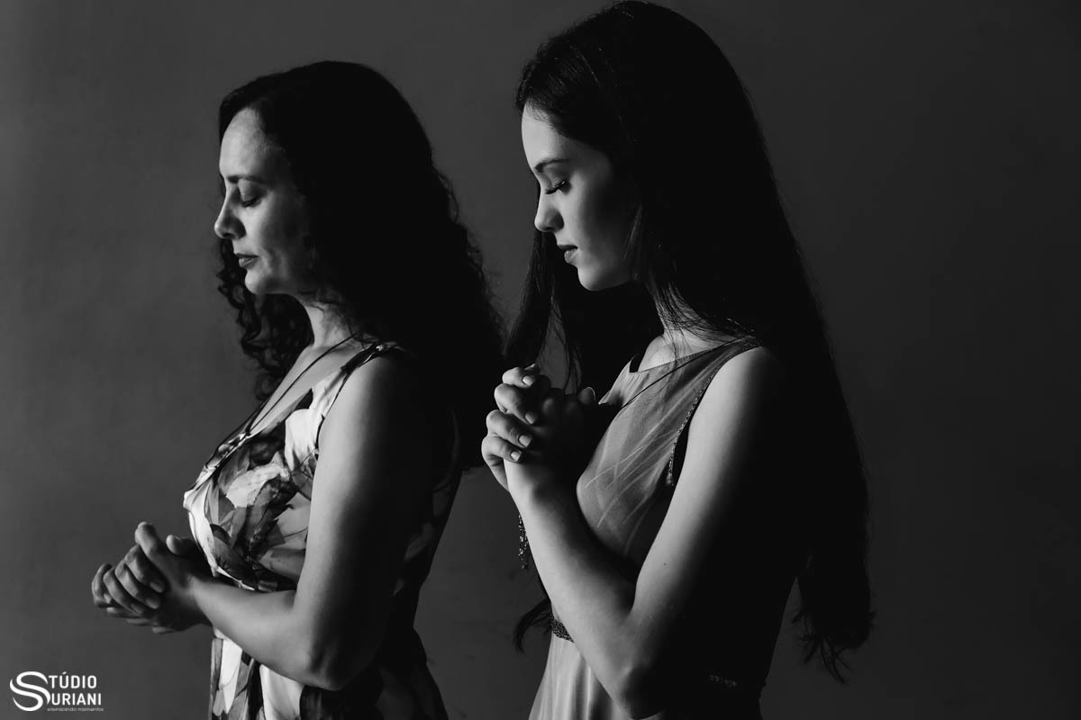 debutante-linda-Uberlãndia-Aragueri-Uberaba-consagrada-Nossa-Senhora-Católica-Família-Irmãos-Mãe-referencia-modesta-devota-vestido-maquiagem-mekeup-ensaio-fotos-fotografia-fotógrafo-melhores-Uberlândia-morena-branca-casa-antiga-tombada-book-álbum-quadro-t