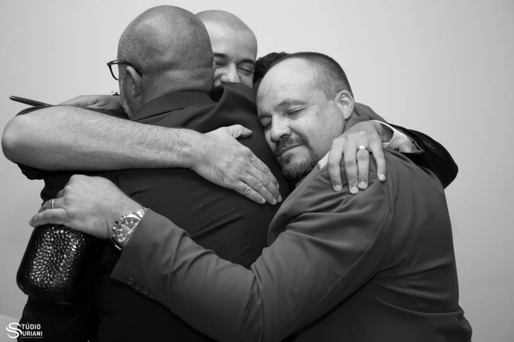 abraço carinhoso no casamento