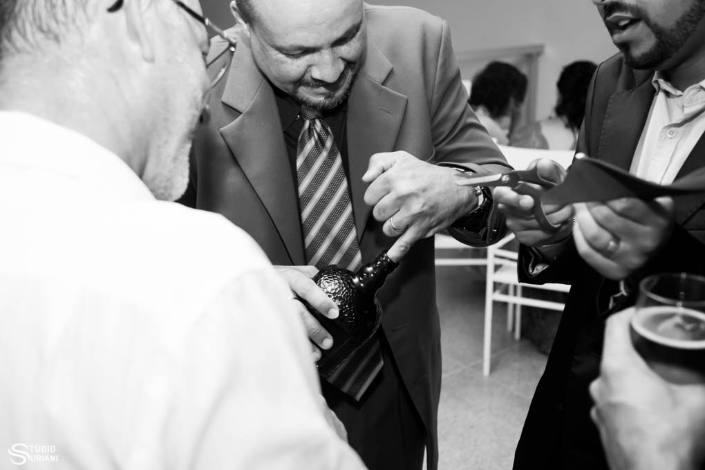 dedo entalado na garrada de dinheiro no casamento em uberlandia