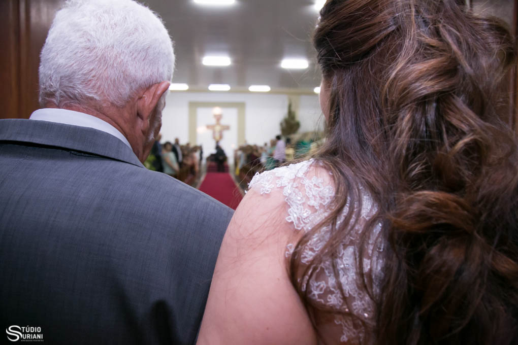 entrada da noiva com tapete vermelho na igreja com pai