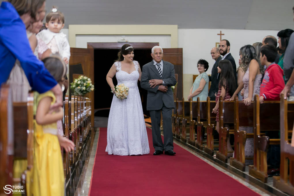 decoração de igreja com tapete vermelho e buque branco