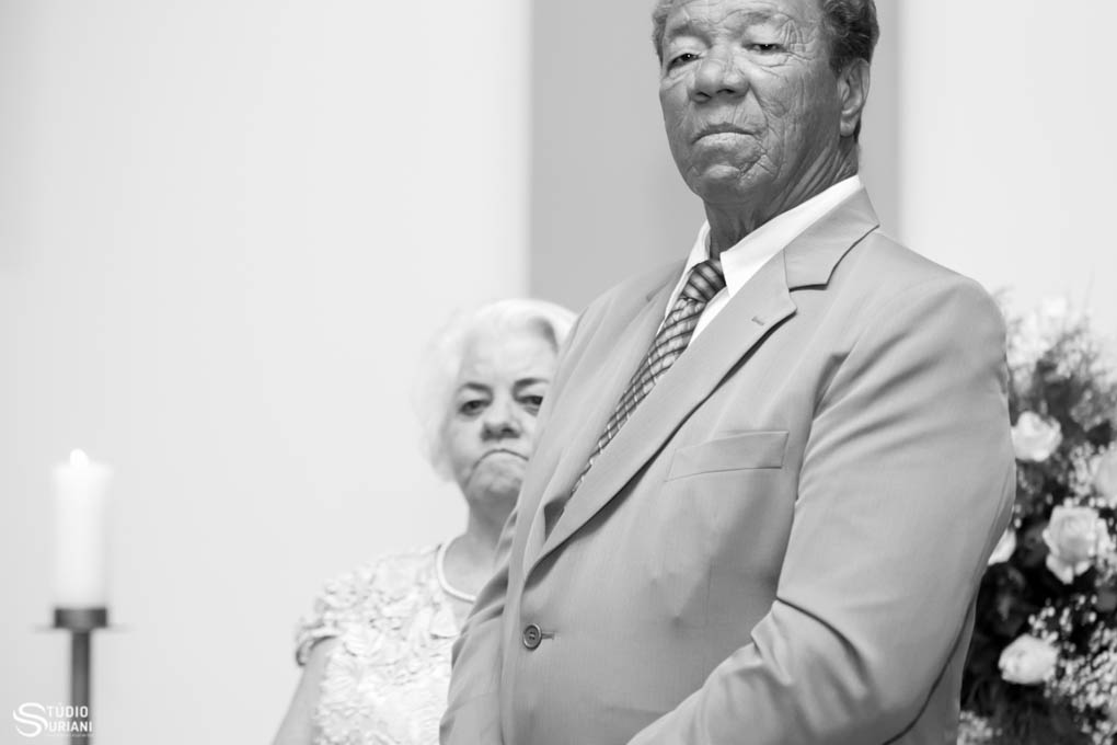 sogro e sogra apreensivo no altar na igreja