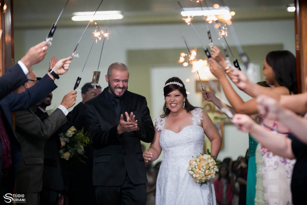 ordem de saida dos noivos da igreja com rescepção dos padrinhos com fogos