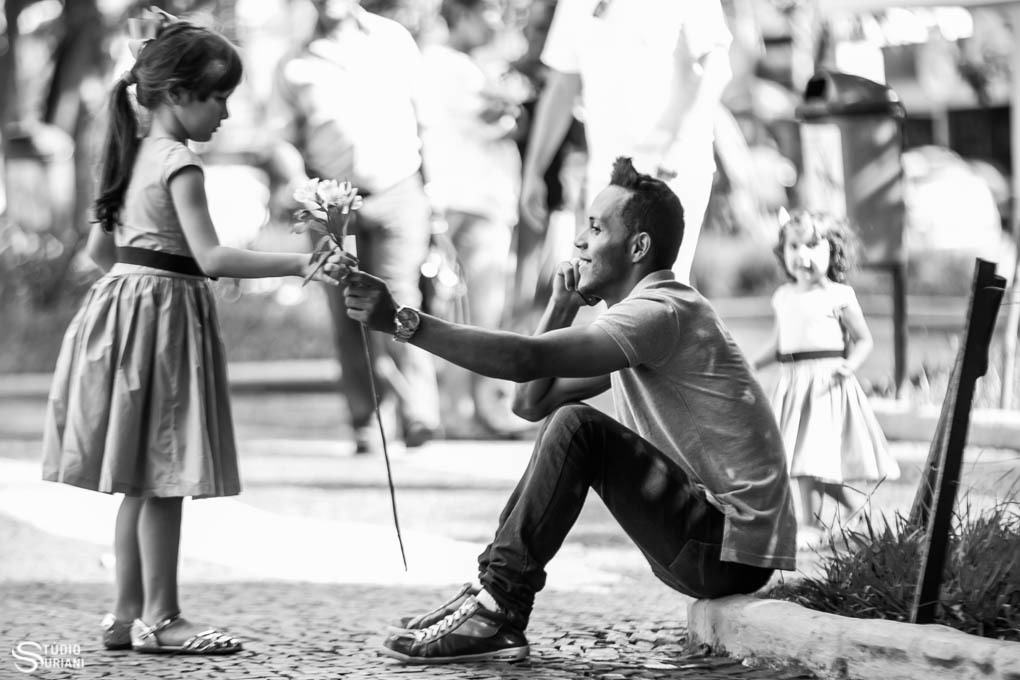 entregando flores no final de anos