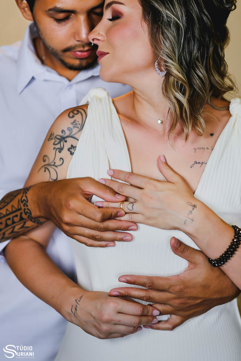 melhor fotógrafo de casamento de Uberlândia faz foto romântica de noivos trocando as alinaças 