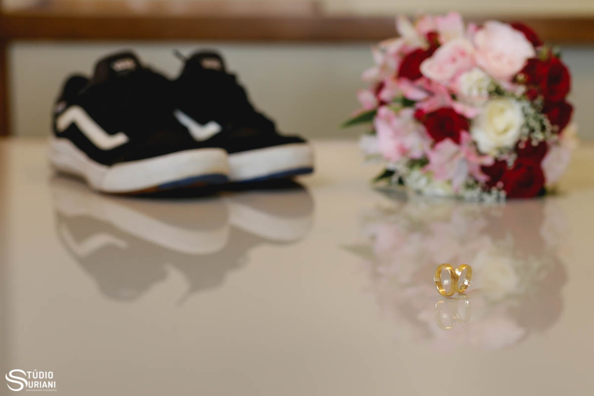 Aliaça de noivado com buque e tênis que a noiva se casou em Uberlândia 