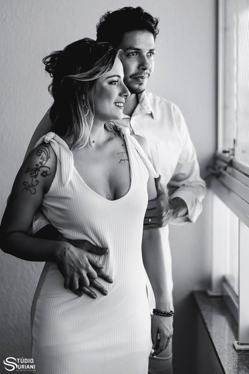 Noivos abraçados com roupas brancas básicas fotos lindas e maravilhosas 