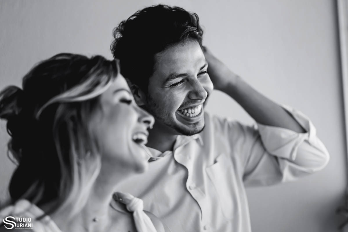 Foto espontânea do casal em sia casa brincando durante as fotos com o Fotógrafo Rogério Suriani premiado internacionalmente 
