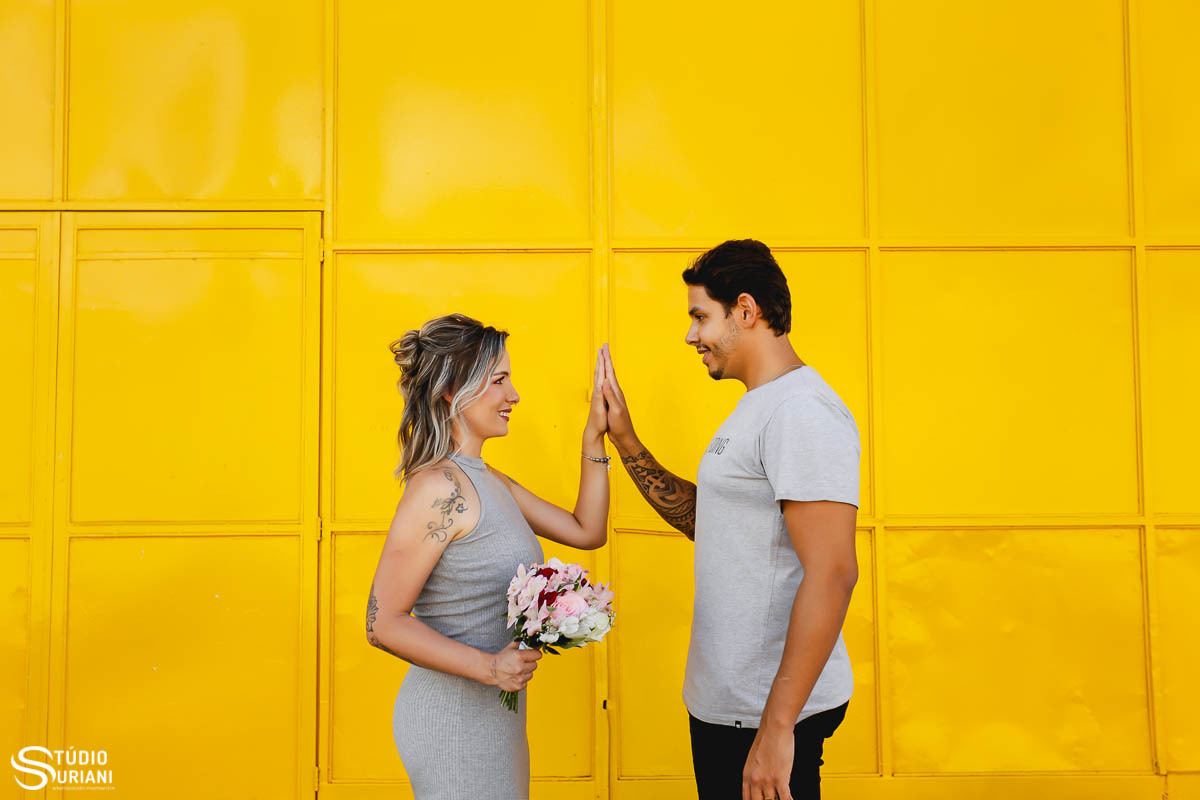 portão amarelo é usado para foto pós casamento em Uberlândia em ensaio apois casamento civil pelo fotógrafo Rogério Suriani 