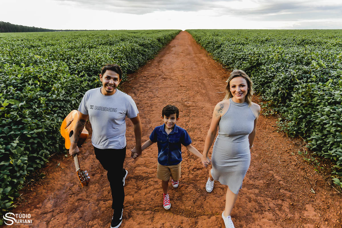 Família caminhando em entrada de terra batida 