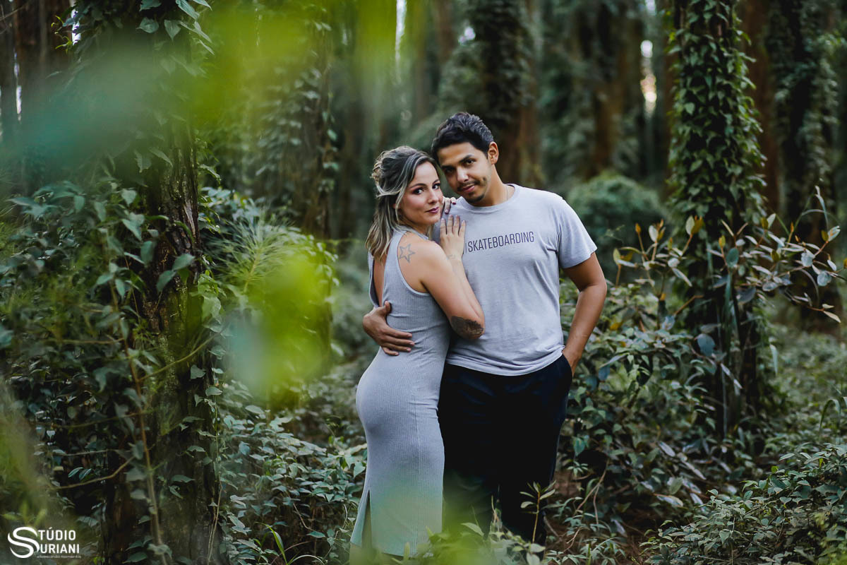 NOivos abraçados em meio da floresta linda com plantas trepadeiras nas arvores