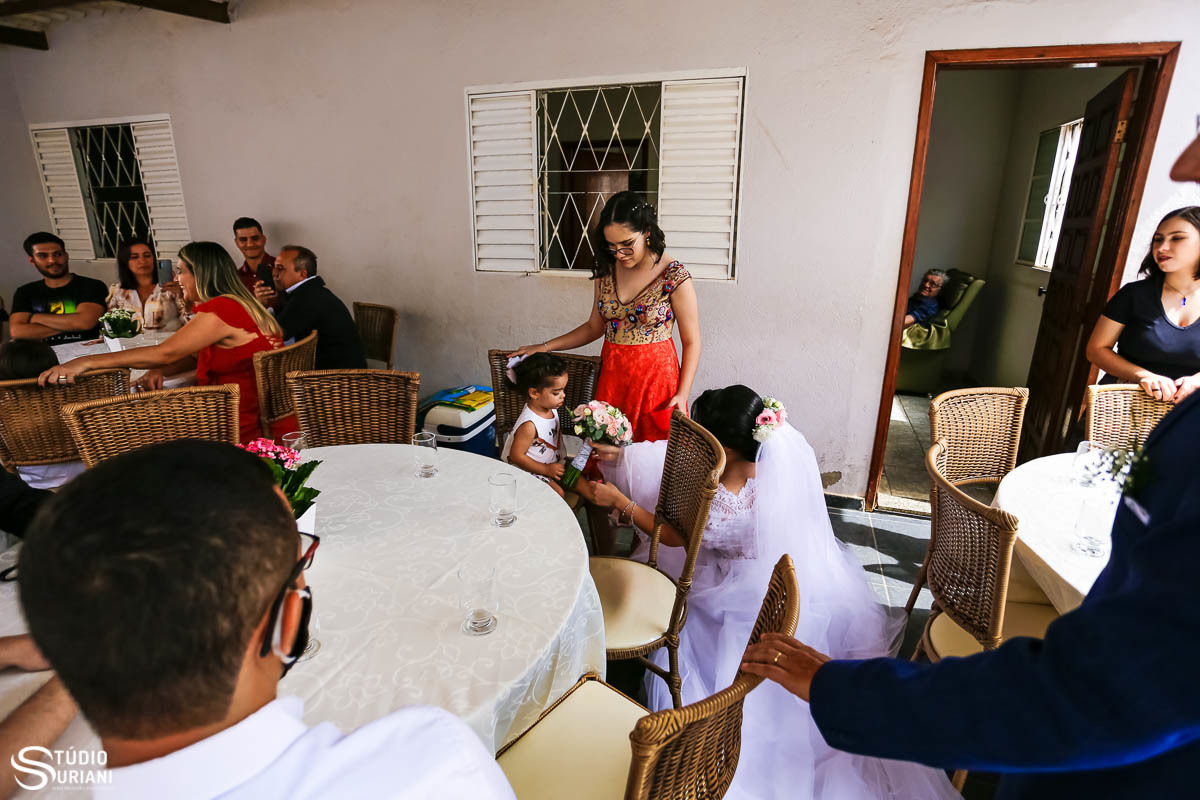 Porta aliança abraãndo a oiva 