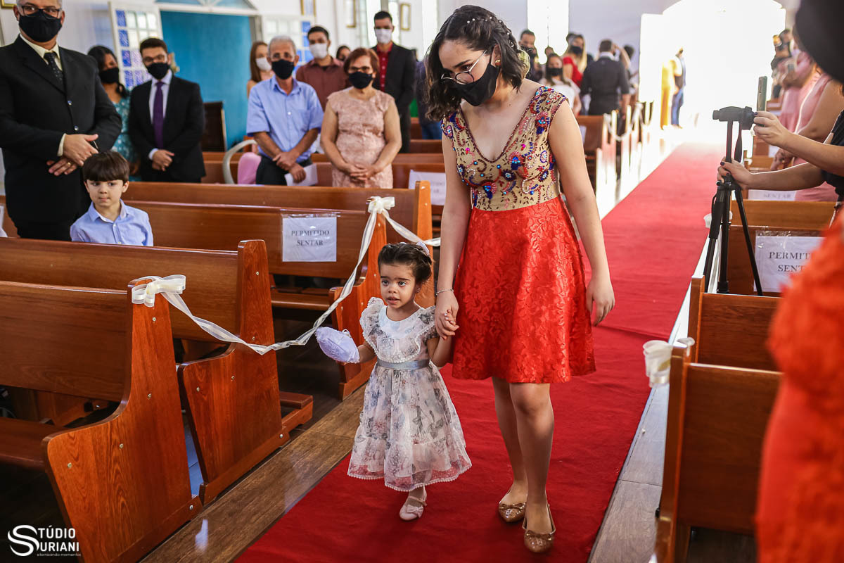 Irmã do noivo entrando como porta aliaça 