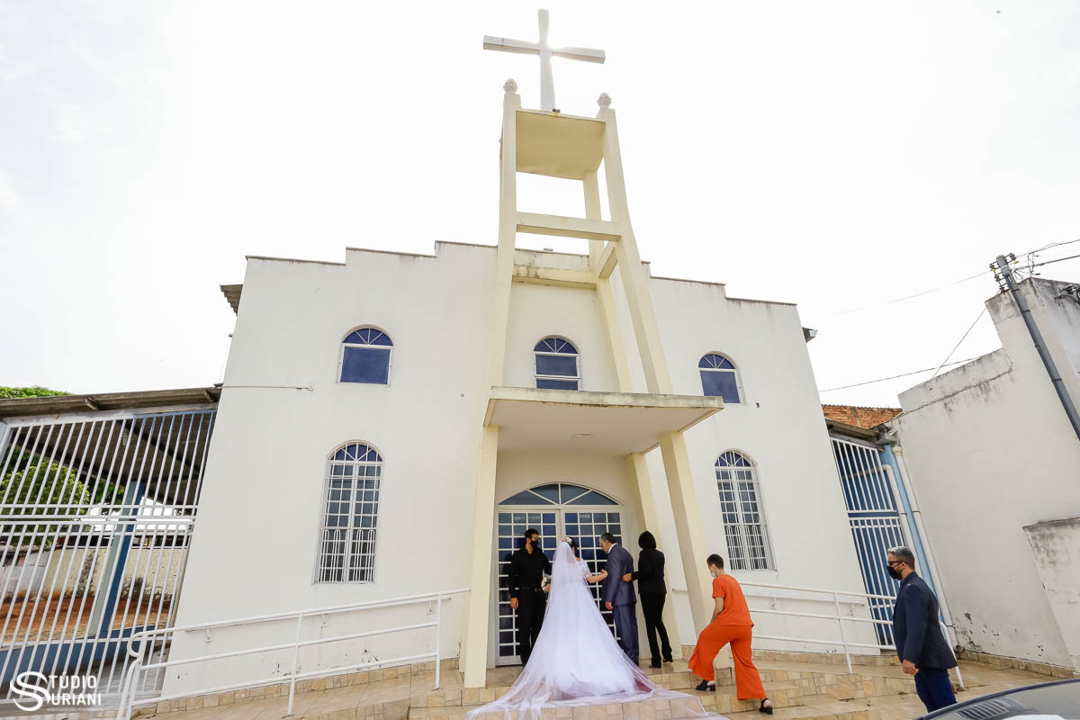 Noiva na porta da igreja 