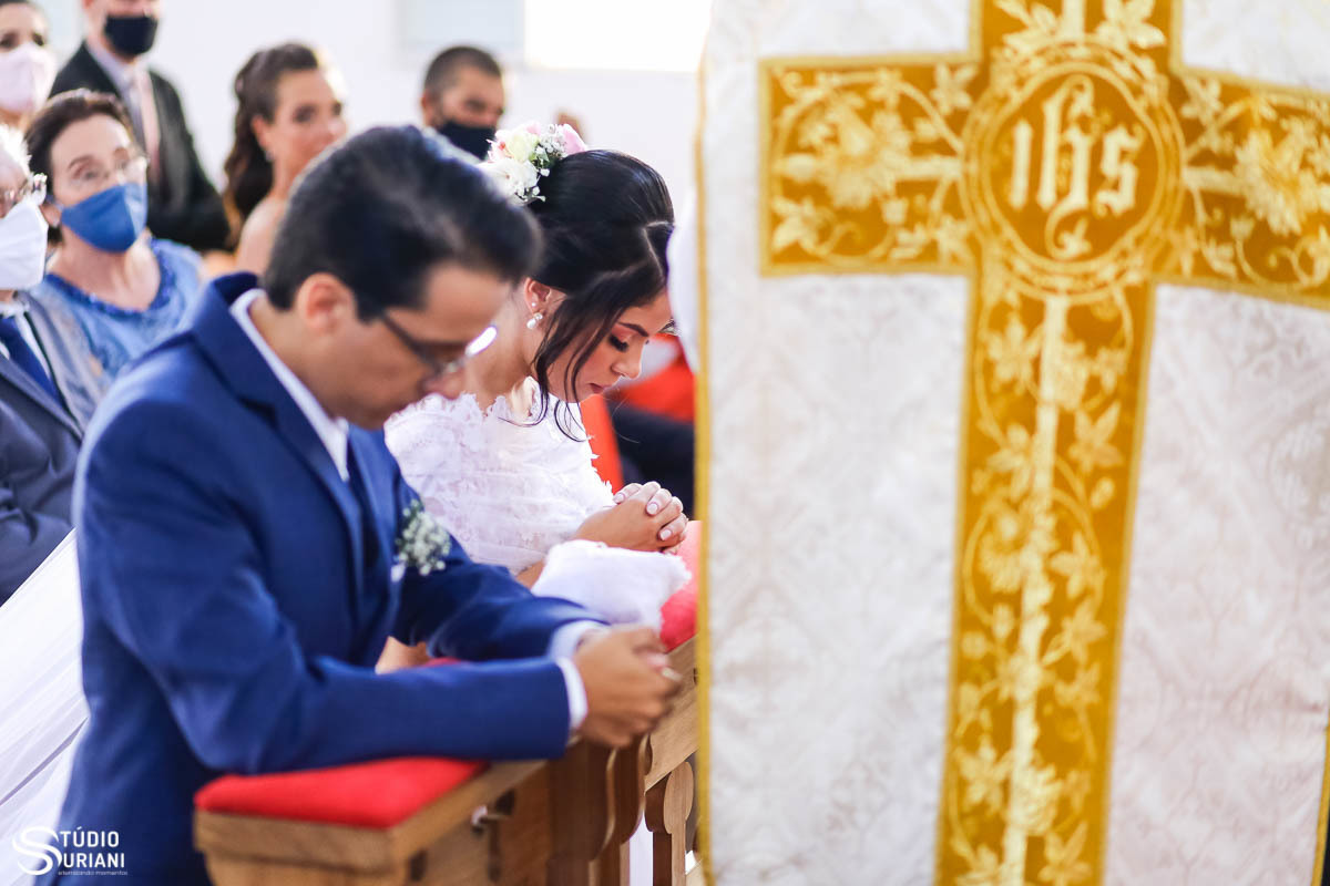 Costureiro faz roupas para padre 